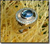 Topas-Ring mit blauen Brillanten